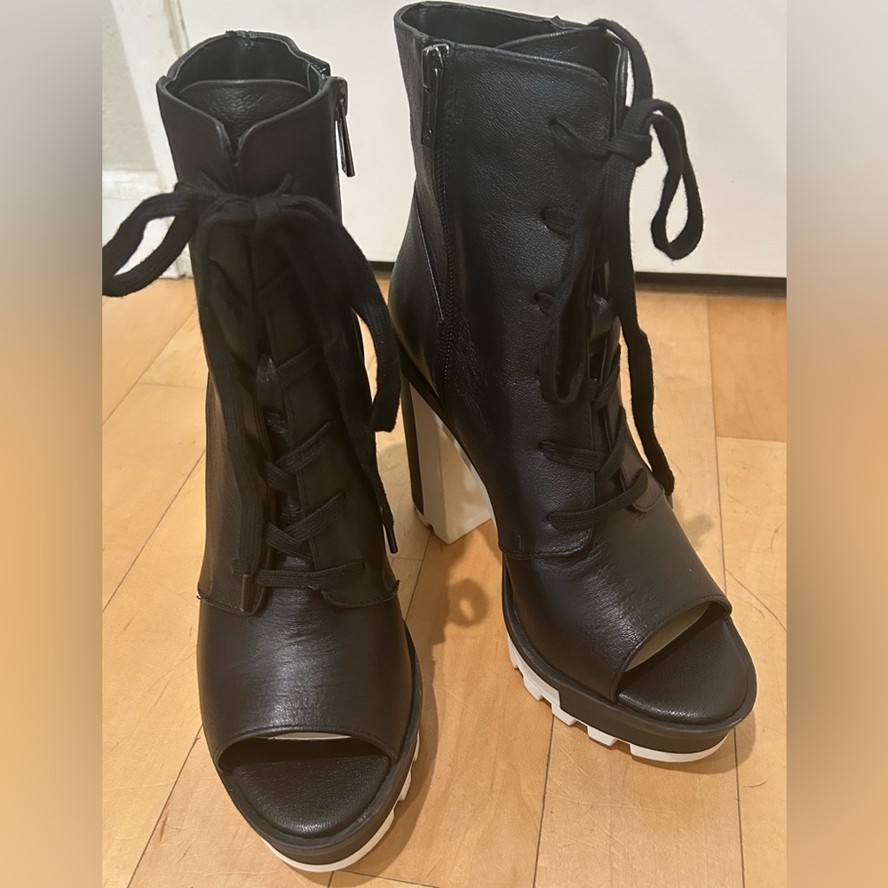 Jessica Simpson Lizzah open to Black High Heel Ankle Boots white sole sz 8